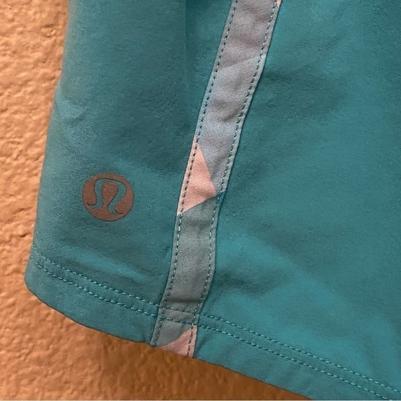 LULULEMON Women Turquoise Wet Dry Warm Athletic Shorts Size 4 - Picture 2 of 7